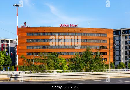 Lodz, Polen - 21. Mai 2023: Das Qubus Hotel bietet moderne Architektur in der Mickiewicza Straße im historischen Stadtzentrum der Altstadt von Lodz Stockfoto