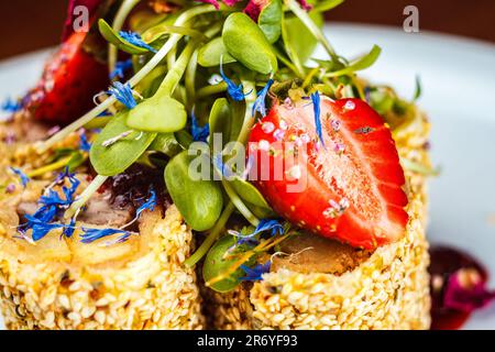 Ein lebendiger Teller mit frischen Alfalfa-Sprossen, Erdbeeren und Sesam, gekrönt mit einem köstlichen Obstdessert, um gesunde Ernährung und Wohlbefinden zu fördern. Stockfoto