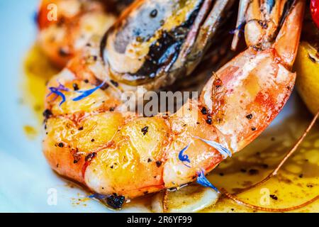 Eine Nahaufnahme eines gesunden und frischen Meeresfrüchtegerichts mit Muscheln und Garnelen, perfekt für jede Mahlzeit. Stockfoto