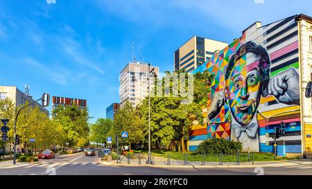 Lodz, Polen - 21. Mai 2023: Traugutta-Straßenpanorama mit Miastoprojekt- und Textilimpex-Bürotürmen und dem berühmten Arthur Rubinstein-Wandgemälde Stockfoto