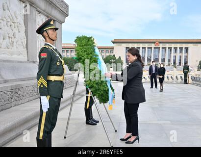 Peking, China. 12. Juni 2023. Der Präsident der Republik Honduras Iris Xiomara Castro Sarmiento legt einen Kranz am Denkmal für die Volkshelden auf dem Tian'anmen-Platz in Peking, Hauptstadt von China, am 12. Juni 2023. Kredit: Yue Yuewei/Xinhua/Alamy Live News Stockfoto