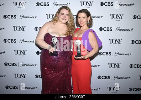 New York, USA. 11. Juni 2023. (L-R) Bonnie Milligan, Gewinner der Besten Leistung einer Schauspielerin in einem Musical Award für Kimberly Akimbo, Und Miriam Silverman, Gewinner der Besten Aufführung einer Schauspielerin in einer „Featured Role in a Play Award“ für „The Sign in Sidney Brustein's Window“, posiert im Pressesaal während der 76. Annual Tony Awards im Radio Hotel, New York, NY, 11. Juni 2023. (Foto: Anthony Behar/Sipa USA) Guthaben: SIPA USA/Alamy Live News Stockfoto
