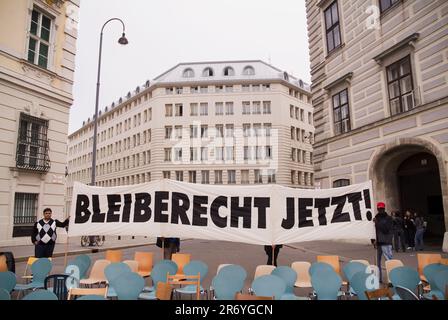 Wien, Österreich. 11. Oktober 2008. Demonstration des Aufenthaltsrechts in Wien. Banner mit der Aufschrift „Right to stay now!“ Stockfoto