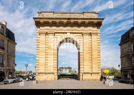 Bordeaux, Frankreich - 18. April 2023. Der berühmte Porte de Bourgogne, ein klassisches Tor aus dem Jahr 18. Hochwertige Fotografie Stockfoto