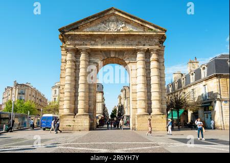 Bordeaux, Frankreich - 18. April 2023 : Aquitanisches Tor am Place de la Victoire in Bordeaux, Frankreich. Hochwertige Fotografie. Stockfoto