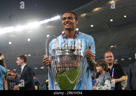 Istanbul, Türkei. 10. Juni 2023. Manuel Akanji aus Manchester City feiert seine Feier, während er nach dem Finalspiel der UEFA Champions League zwischen Manchester City und Inter im Atatürk Olympiastadion eine Trophäe hält. Endstand: Manchester City 1:0 Inter. Kredit: SOPA Images Limited/Alamy Live News Stockfoto