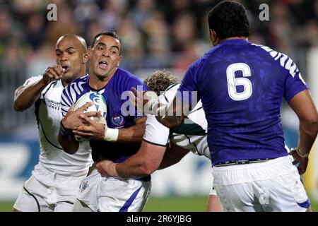 Samoas Kahn Fotuali'i wird von Südafrikas JP Pietersen und Jannie du Plessis während eines Pool-D-Spiels der Rugby-Weltmeisterschaft 2011, North Harbour Stadium, Auckland, Neuseeland, Freitag, 30. September 2011. Stockfoto