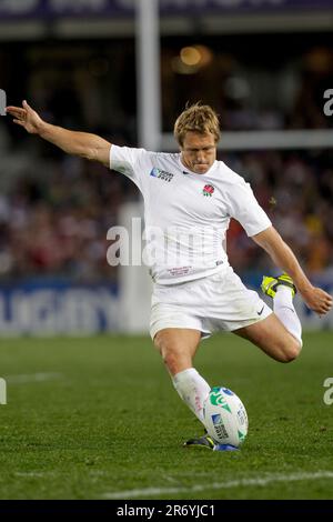 Englands Jonny Wilkinson tritt bei einem Spiel der Rugby-Weltmeisterschaft 2011 in Eden Park, Auckland, Neuseeland, am Samstag gegen Schottland ein. 01. Oktober 2011. Stockfoto