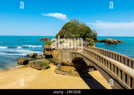 Steinbrücke zum Rocher du Basta, dem malerischen Felsen und wichtigsten Wahrzeichen an der Küste von Biarritz, Frankreich. Hochwertige Fotografie. Stockfoto