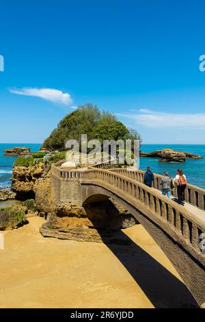 Steinbrücke zum Rocher du Basta, dem malerischen Felsen und wichtigsten Wahrzeichen an der Küste von Biarritz, Frankreich. Hochwertige Fotografie. Stockfoto