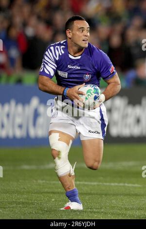 George Stowers von Samoa bricht mit dem Ball ab, während er Südafrika während eines Spiels im Pool D der Rugby-Weltmeisterschaft 2011 spielt, North Harbour Stadium, Auckland, Neuseeland, Freitag, 30. September 2011. Stockfoto