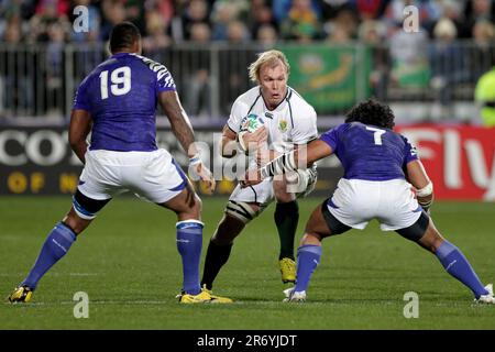 Der südafrikanische Schalk Burger wird demnächst von Samoas Joe Tekori und Maurie Faasavalu bei einem Pool-D-Spiel der Rugby-Weltmeisterschaft 2011, North Harbour Stadium, Auckland, Neuseeland, Freitag, 30. September 2011. Stockfoto