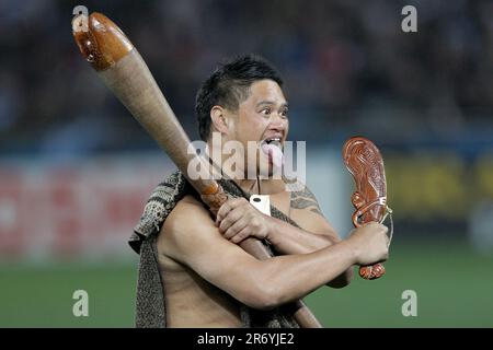 Sowohl England als auch Schottland werden von einem Maori-Krieger für ihr Spiel bei der Rugby-Weltmeisterschaft 2011, Eden Park, Auckland, Neuseeland, Samstag, 01. Oktober 2011. Stockfoto