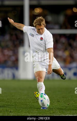 Englands Jonny Wilkinson tritt bei einem Spiel der Rugby-Weltmeisterschaft 2011 in Eden Park, Auckland, Neuseeland, am Samstag gegen Schottland ein. 01. Oktober 2011. Stockfoto