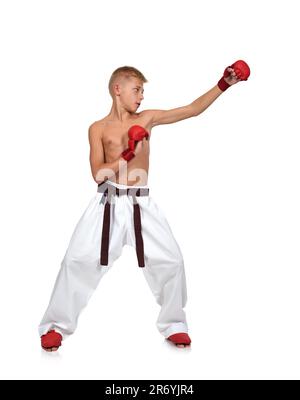 Ein Junge, der Karate auf weißem Hintergrund macht Stockfoto