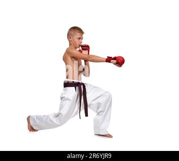 Junge machen Karate Schlag auf weißem Hintergrund Stockfoto