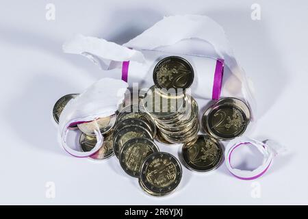 Zwei in Spanien geprägte Euro-Münzen auf einer weißen Oberfläche Stockfoto