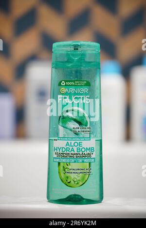 Eine Nahaufnahme einer grünen Flasche Garniers Fructis-Shampoo Stockfoto