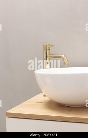 Badezimmerausstattung - luxuriöses Waschbecken mit goldenem Wasserhahn. Stockfoto