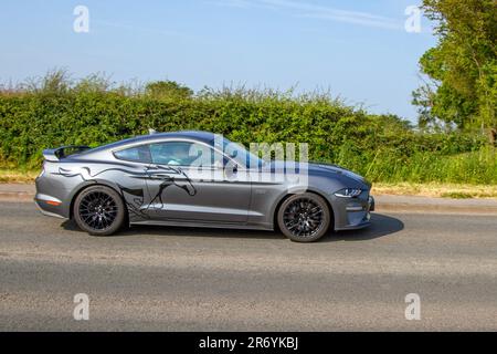 2022 Grey Ford Mustang GT Auto Pony Car mit Illustration; Classic & Performance Motor Show im Hoghton Tower; Supercar Showtime Juni 2023 Stockfoto