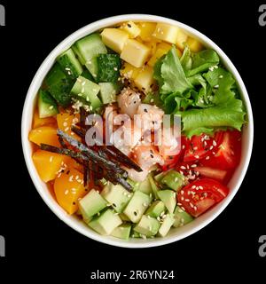 Schüssel mit Garnelen, Avocado isoliert auf schwarzem Hintergrund. Rechteckiges Menü-Banner mit Text und Kopierbereich. Traditionelle hawaiianische Mahlzeit. Stockfoto