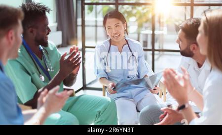 Gruppe von multinationalen Ärzten für die Diskussion der Analyse im Konferenzraum Stockfoto