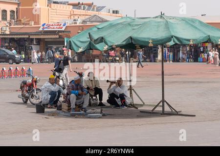 Schlangenbeschwörer auf dem Platz Jamma el-Fnaa, Marrakesch, Marokko Stockfoto