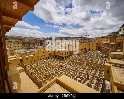 Die traditionellen Chouara-Tannerien in der Medina von Fez, Marokko, werden heute noch zur Verarbeitung von Tierhaut für die Lederherstellung verwendet, aber hier bei t Stockfoto