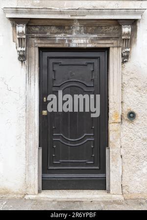Blick auf die schwarze, elegante Wohnungstür Stockfoto