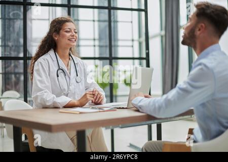 Arztberatung Patientenhände Nahaufnahme. Patient sitzt in der Arztpraxis. Diagnostisches Gesundheitswesen, medizinischer Dienst, Beratung oder Ausbildung, gesund Stockfoto