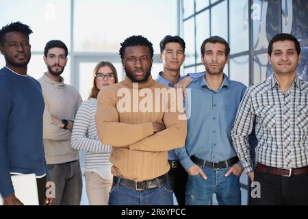 Porträt von Multi-Kulti-Office-Mitarbeiter stehen In der Lobby Stockfoto