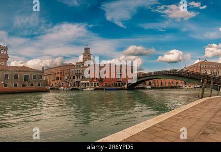 Straßenkanal auf der Insel Murano, Venedig. Schmaler Kanal zwischen alten Backsteinhäusern in Murano Stockfoto