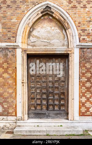 Große alte Holztür. Alte mittelalterliche Tür Stockfoto