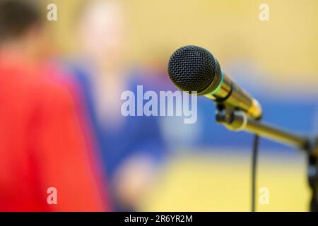 Bühnenmikrofon auf unscharfem Hintergrund. Stockfoto