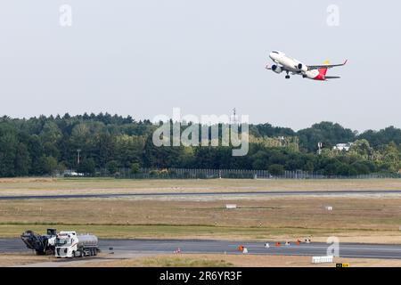 Hamburg, Deutschland. 12. Juni 2023. Ein Flugzeug der Fluggesellschaft Iberia startet am Flughafen Hamburg. Die internationale Militärübung „Air Defender 2023" hat begonnen. An der Übung sind 25 Länder beteiligt - vor allem die NATO - mit 250 Flugzeugen und fast 10.000 Soldaten. Kredit: Bodo Marks/dpa/Alamy Live News Stockfoto