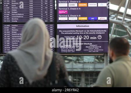 Hamburg, Deutschland. 12. Juni 2023. Auf einer Anzeigetafel am Flughafen Hamburg wird eine Wartezeit von 20-30 Minuten an der Sicherheitskontrolle angezeigt. Die internationale Militärübung „Air Defender 2023" hat begonnen. An der Übung sind 25 Länder beteiligt - vor allem die NATO - mit 250 Flugzeugen und fast 10.000 Soldaten. Kredit: Bodo Marks/dpa/Alamy Live News Stockfoto