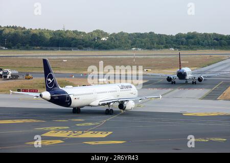 Hamburg, Deutschland. 12. Juni 2023. Ein Lufthansa-Flugzeug und ein weiteres Passagierflugzeug Taxi zur Landebahn am Flughafen Hamburg. Die internationale Militärübung „Air Defender 2023" hat begonnen. An der Übung sind 25 Länder beteiligt - vor allem die NATO - mit 250 Flugzeugen und fast 10.000 Soldaten. Kredit: Bodo Marks/dpa/Alamy Live News Stockfoto