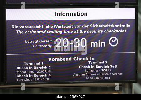 Hamburg, Deutschland. 12. Juni 2023. Auf einer Anzeigetafel am Flughafen Hamburg wird eine Wartezeit von 20-30 Minuten an der Sicherheitskontrolle angezeigt. Die internationale Militärübung „Air Defender 2023" hat begonnen. An der Übung sind 25 Länder beteiligt - vor allem die NATO - mit 250 Flugzeugen und fast 10.000 Soldaten. Kredit: Bodo Marks/dpa/Alamy Live News Stockfoto