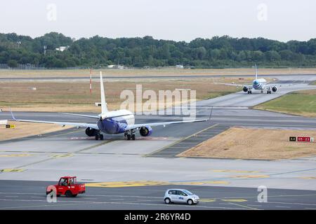 Hamburg, Deutschland. 12. Juni 2023. Passagierflugzeuge fahren in Richtung der Landebahn am Flughafen Hamburg. Die internationale Militärübung „Air Defender 2023" hat begonnen. An der Übung sind 25 Länder beteiligt - vor allem die NATO - mit 250 Flugzeugen und fast 10.000 Soldaten. Kredit: Bodo Marks/dpa/Alamy Live News Stockfoto