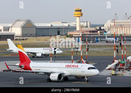 Hamburg, Deutschland. 12. Juni 2023. Ein Flugzeug der Fluggesellschaft Iberia steht vor dem Abflug am Flughafen Hamburg in Warteposition. Die internationale Militärübung „Air Defender 2023" hat begonnen. An der Übung sind 25 Länder beteiligt - vor allem die NATO - mit 250 Flugzeugen und fast 10.000 Soldaten. Kredit: Bodo Marks/dpa/Alamy Live News Stockfoto