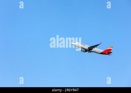 Hamburg, Deutschland. 12. Juni 2023. Ein Flugzeug einer Iberia-Fluggesellschaft startet gegen einen blauen Himmel am Hamburg Airport. Die internationale Militärübung „Air Defender 2023" hat begonnen. An der Übung sind 25 Länder beteiligt - vor allem die NATO - mit 250 Flugzeugen und fast 10.000 Soldaten. Kredit: Bodo Marks/dpa/Alamy Live News Stockfoto