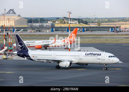 Hamburg, Deutschland. 12. Juni 2023. Ein Flugzeug der Lufthansa steht vor dem Start am Flughafen Hamburg in Warteposition. Die internationale Militärübung „Air Defender 2023" hat begonnen. An der Übung sind 25 Länder beteiligt - vor allem die NATO - mit 250 Flugzeugen und fast 10.000 Soldaten. Kredit: Bodo Marks/dpa/Alamy Live News Stockfoto