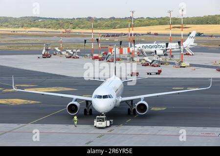 Hamburg, Deutschland. 12. Juni 2023. Ein Flugzeug der Lufthansa wird vor dem Start aus seiner Parkposition am Flughafen Hamburg gezogen. Die internationale Militärübung „Air Defender 2023" hat begonnen. An der Übung sind 25 Länder beteiligt - vor allem die NATO - mit 250 Flugzeugen und fast 10.000 Soldaten. Kredit: Bodo Marks/dpa/Alamy Live News Stockfoto