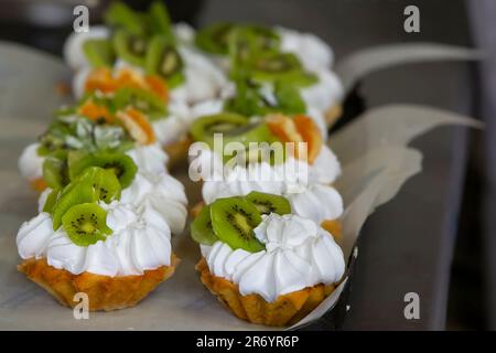 Shortbread-Kuchen mit Proteincreme und Kiwi. Stockfoto