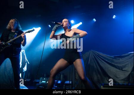 Barrowland Glasgow - Dead Pony und Leadsängerin Anna Shields - unterstützt Chvrches im Barrowland Glasgow, einer Band mit Sänger und Gitarrist Stockfoto