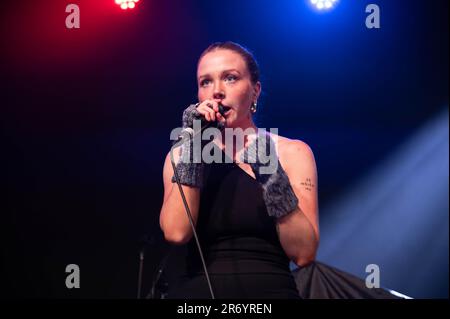 Barrowland Glasgow - Dead Pony und Leadsängerin Anna Shields - unterstützt Chvrches im Barrowland Glasgow, einer Band mit Sänger und Gitarrist Stockfoto