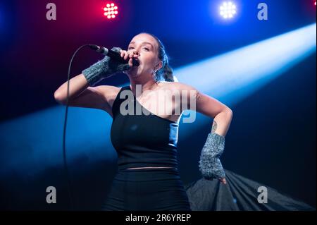 Barrowland Glasgow - Dead Pony und Leadsängerin Anna Shields - unterstützt Chvrches im Barrowland Glasgow, einer Band mit Sänger und Gitarrist Stockfoto