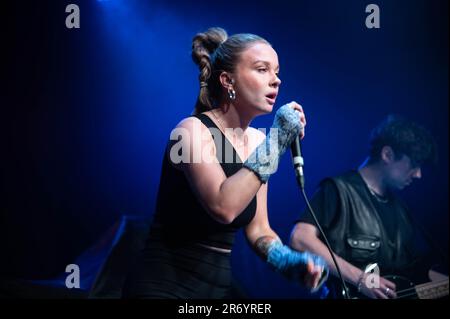 Barrowland Glasgow - Dead Pony und Leadsängerin Anna Shields - unterstützt Chvrches im Barrowland Glasgow, einer Band mit Sänger und Gitarrist Stockfoto