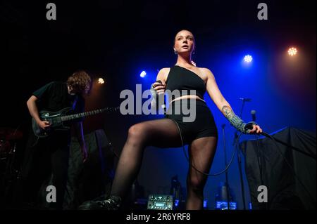 Barrowland Glasgow - Dead Pony und Leadsängerin Anna Shields - unterstützt Chvrches im Barrowland Glasgow, einer Band mit Sänger und Gitarrist Stockfoto