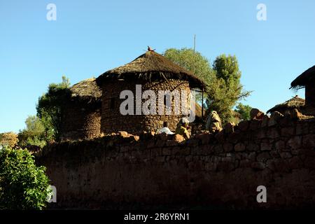 Traditionelle äthiopische Hütten in den Dörfern um Lalibela, Äthiopien. Stockfoto